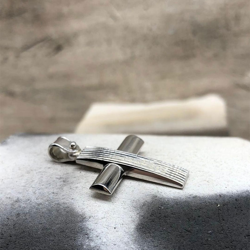 Mens silver Cross 925 ° with special lines and polished surface.