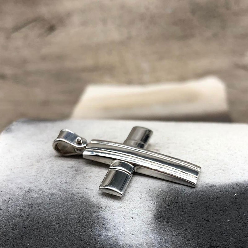 Mens Silver Cross 925 ° with polished surface.