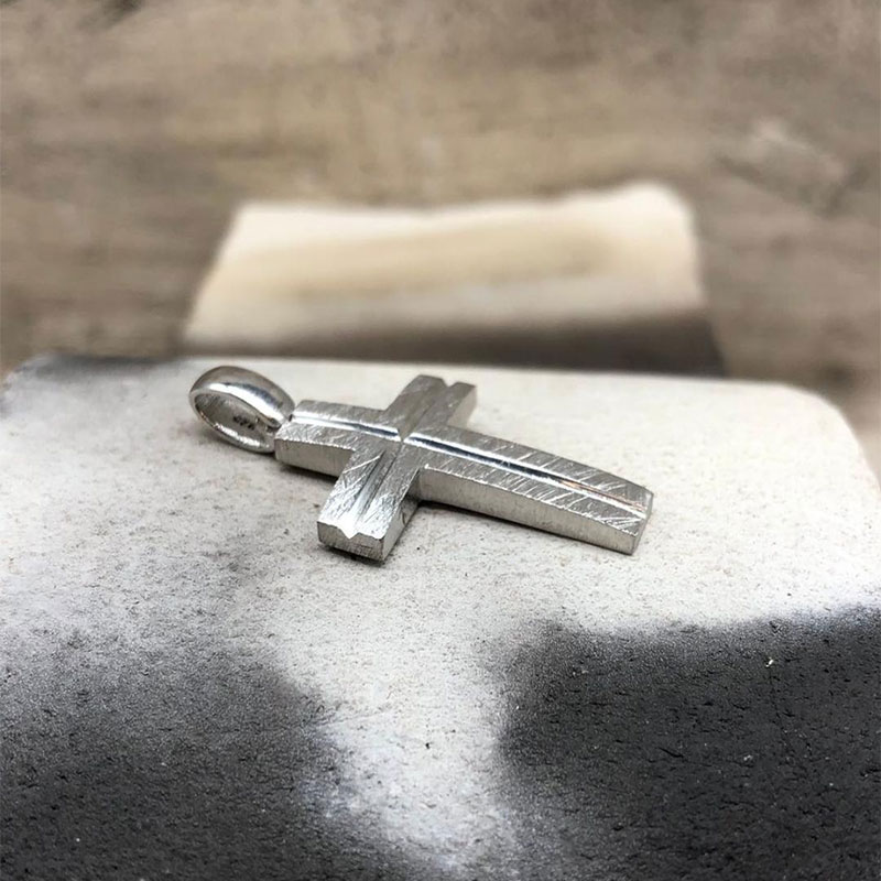 Mens handmade silver Cross 925 ° with special diamond treatment.