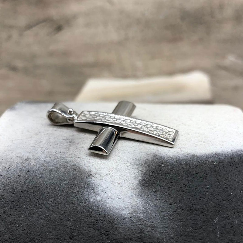 Mens silver Cross 925 ° with special diamond in the center.