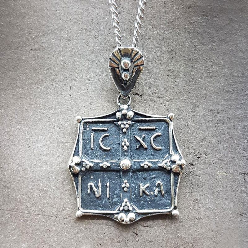 Mens handmade silver Constantine 925 ° with black patina.

