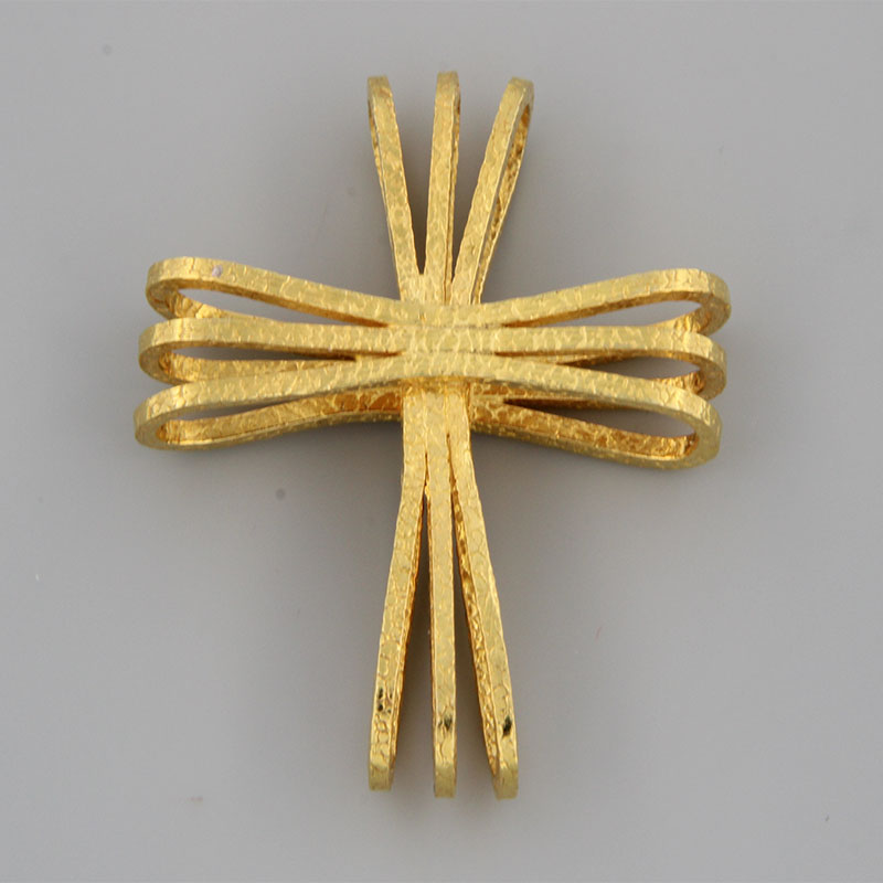 Γυναικείος χειροποίητος σταυρός από κίτρινο χρυσό Κ18 με ειδική επεξεργασία σφυρηλάτησης.