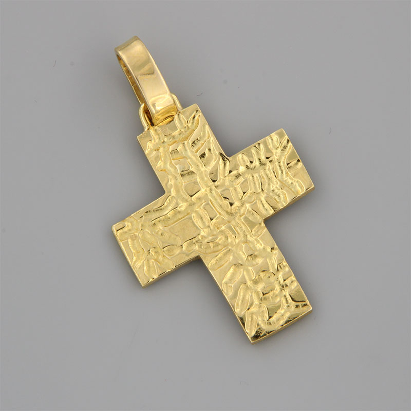 Γυναικείος χειροποίητος σταυρός από κίτρινο χρυσό Κ18 με ειδική επεξεργασία σφυρηλάτησης.  