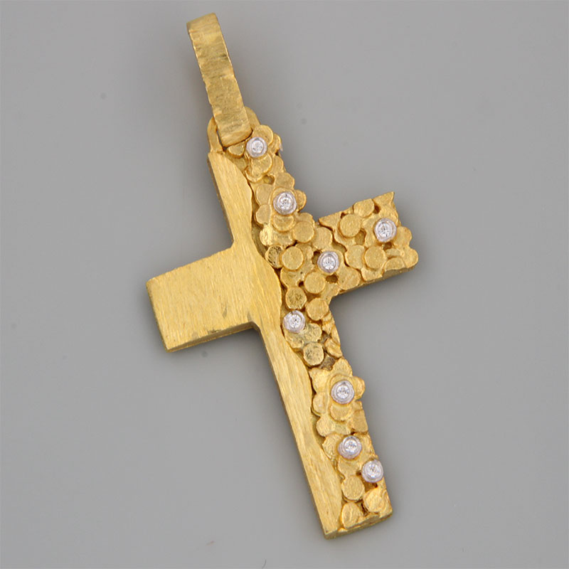 Γυναικείος χειροποίητος σταυρός από κίτρινο χρυσό Κ14 με ειδική επεξεργασία χαρακτικής διακοσμημένος με λευκά ζιργκόν.