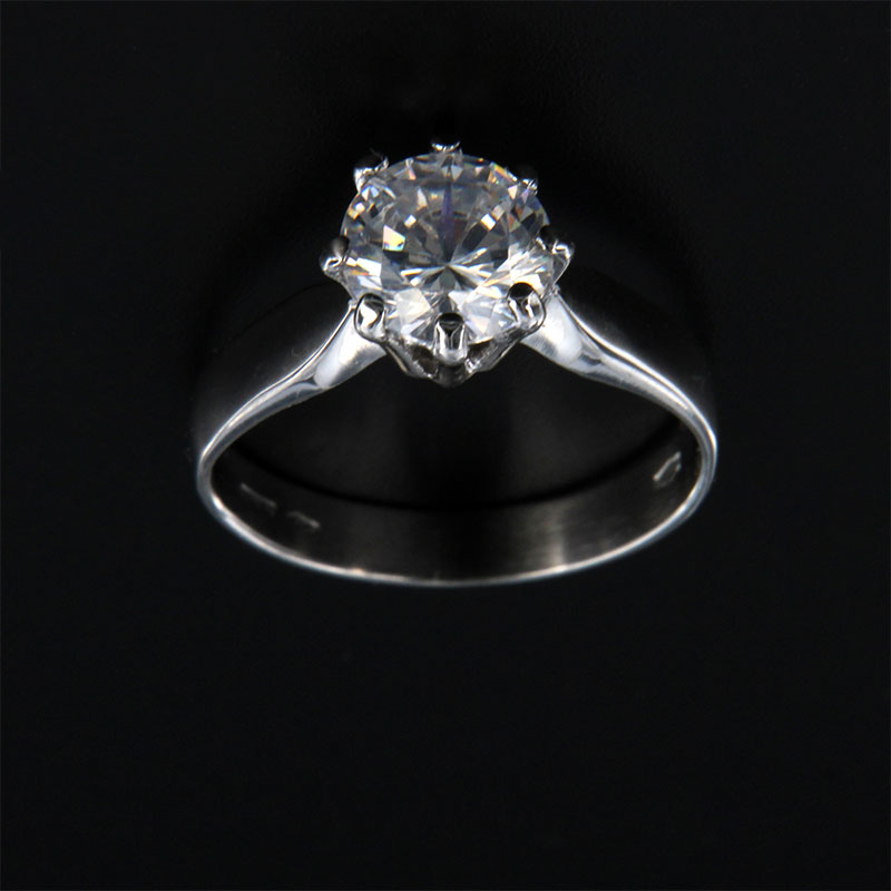 Γυναικείο μονόπετρο λευκόχρυσο δαχτυλίδι Κ9 διακοσμημένο με λευκά ζιργκόν.