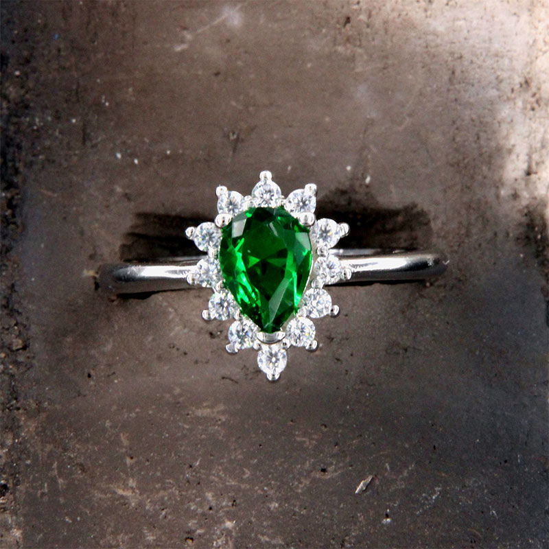 Γυναικείο ασημένιο δαχτυλίδι σε Δάκρυ Ροζέτα 925 διακοσμημένο με πράσινο και λευκά ζιργκόν.