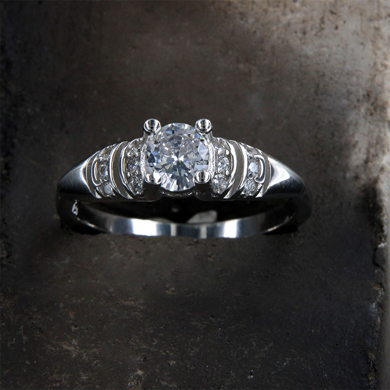 Γυναικείο μονόπετρο ασημένιο δαχτυλίδι 925 διακοσμημένο με λευκά ζιργκόν.