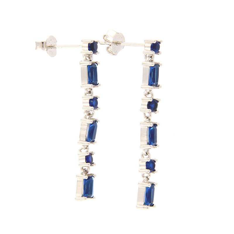 Γυναικεία ασημένια καρφωτά σκουλαρίκια 925 διακοσμημένα με μπλε παγιέτες ζιργκόν.