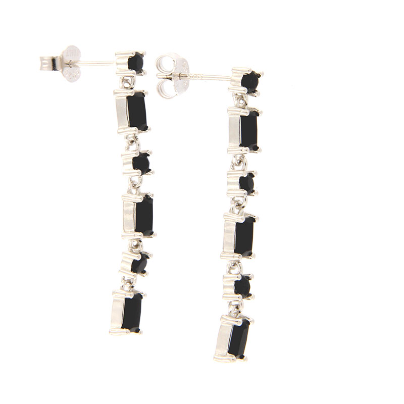 Γυναικεία ασημένια καρφωτά σκουλαρίκια 925 διακοσμημένα με μαύρες παγιέτες ζιργκόν.