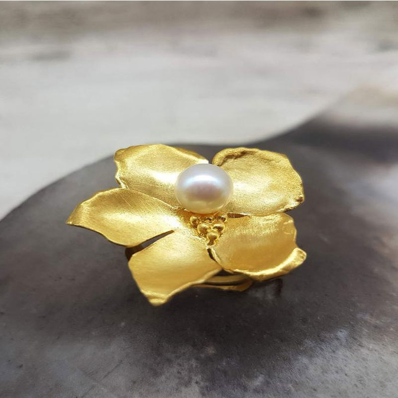 Χειροποίητο δαχτυλίδι σε σχήμα λουλουδιού από χρυσό Κ18 με φυσικό Μαργαρτάρι.

