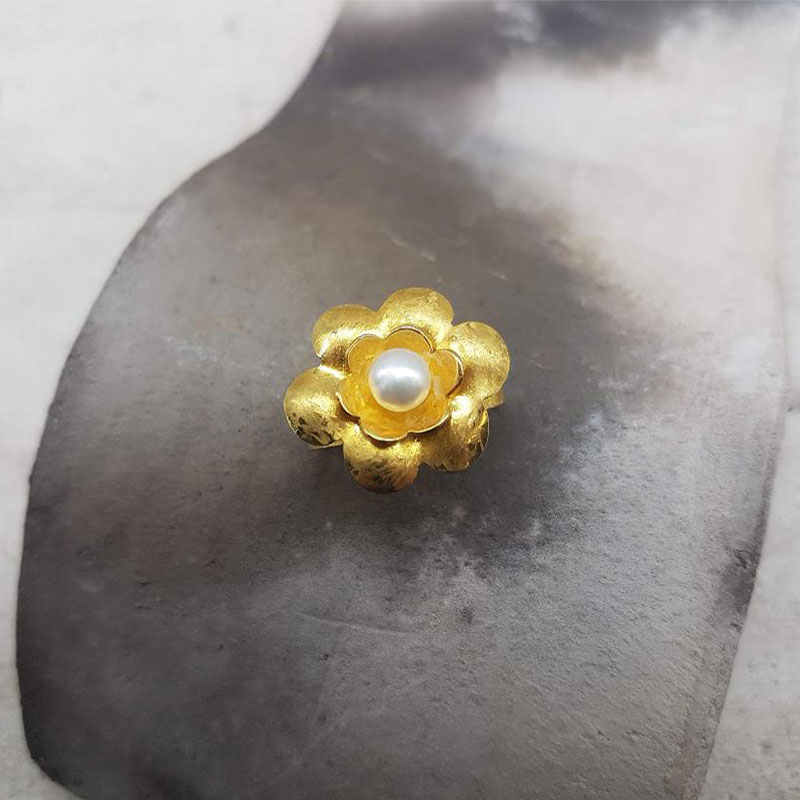 Χειροποίητο δαχτυλίδι σε σχήμα λουλούδι από χρυσό Κ14 και φυσικό μαργαριτάρι.

