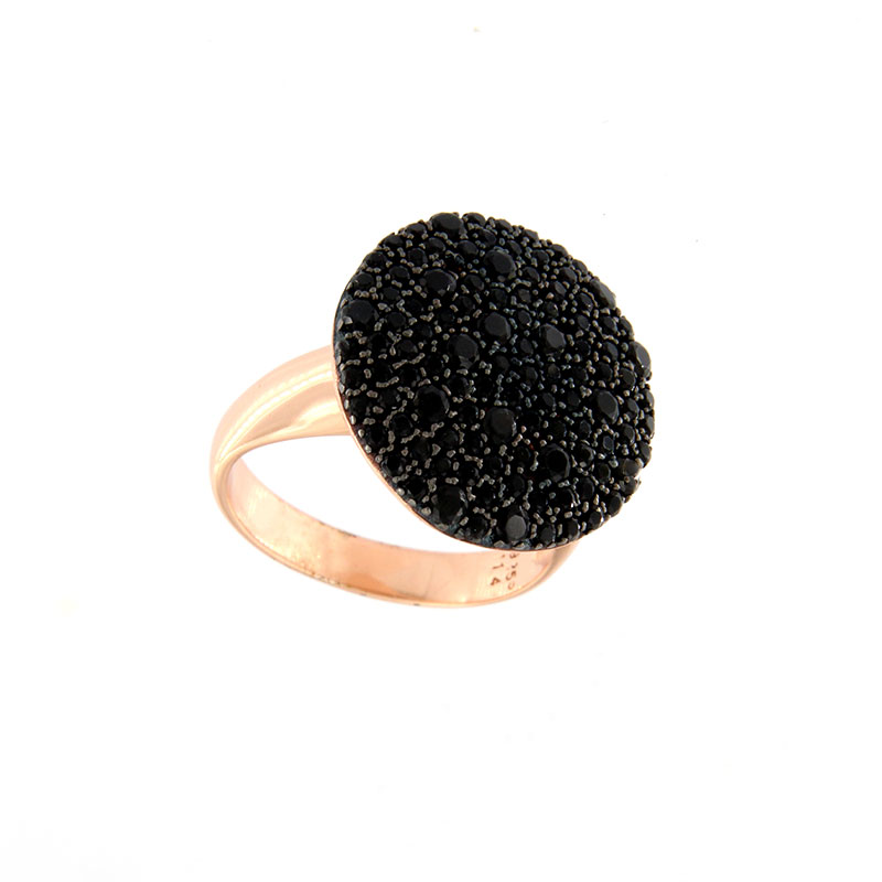 Γυναικείο ασημένιο δαχτυλίδι σε σχήμα στρογγυλό 925 διακοσμημένο με μαύρα ζιργκόν.