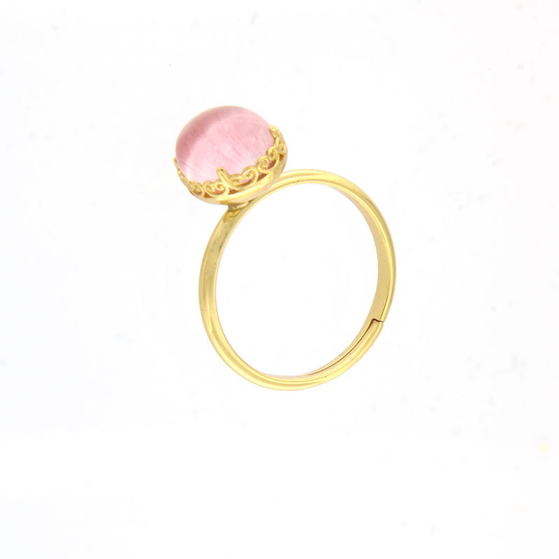 Γυναικείο ασημένιο επίχρυσο δαχτυλίδι 925 διακοσμημένο με ροζ κρύσταλλο.