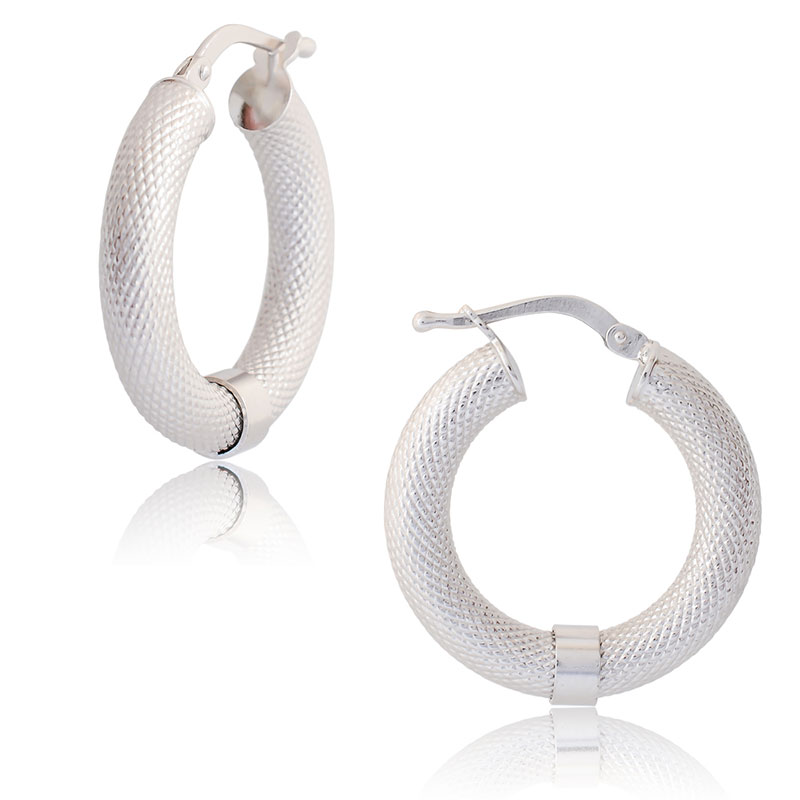 Womens silver hoop earrings 925° with diameter 18mm.