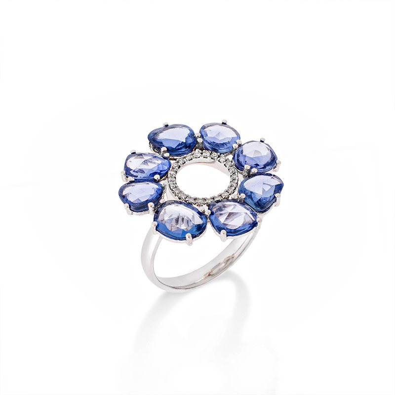 Womens 18K white gold ring decorated with sapphires and brilliants.