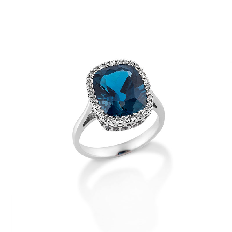 Womens 18K white gold ring decorated with Topaz and brilliants.